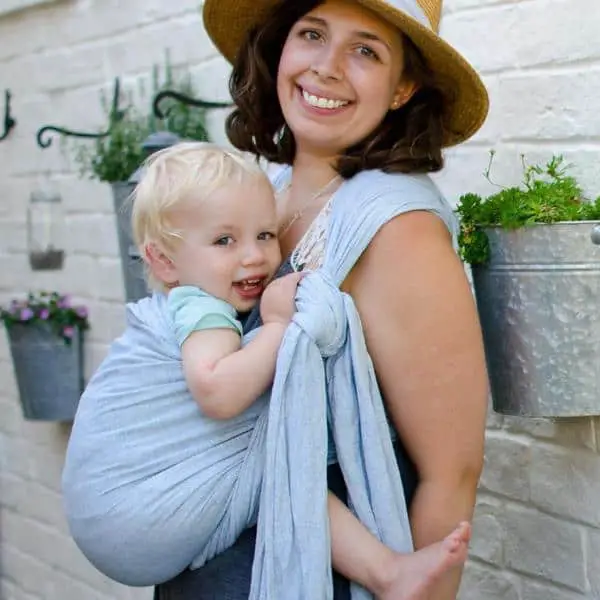 mother carrying her child with a licht blue Didymos Linen