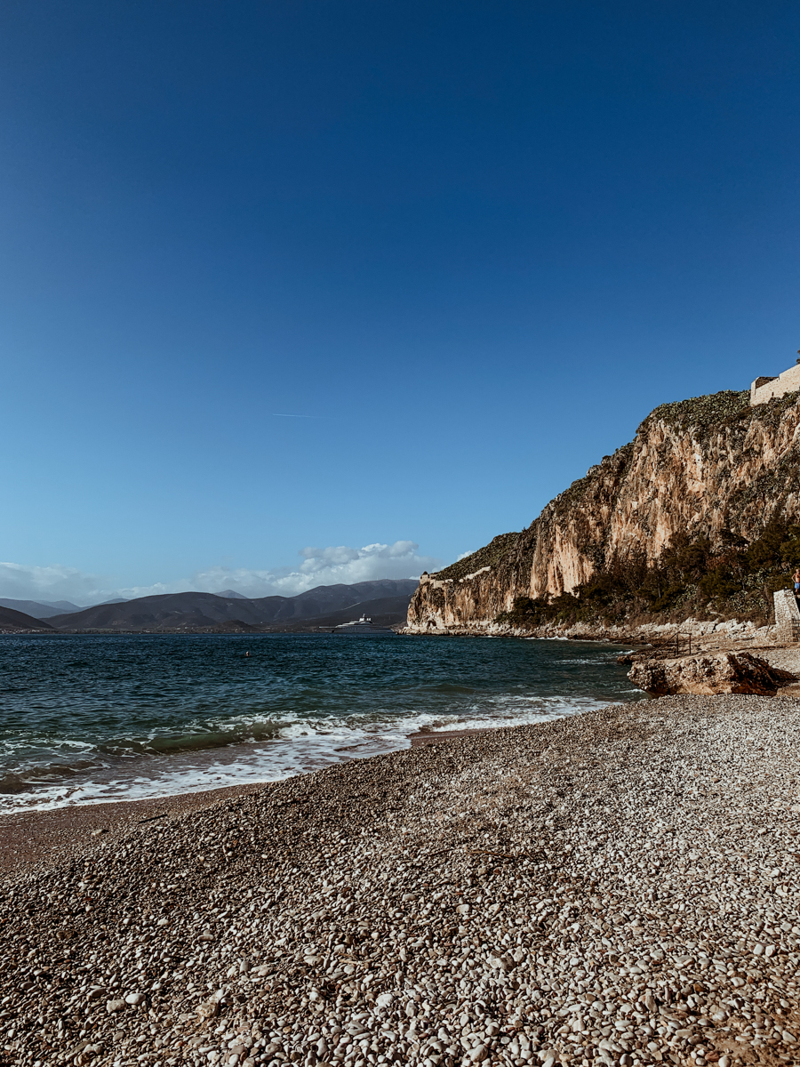 Paralia Arvanitias beach showing the shoreline and an adjacent cliff.